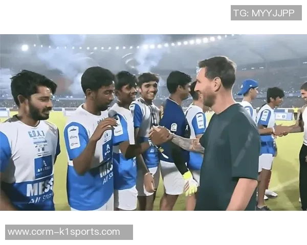 梅西访印度只现身20分钟引烦躁！球迷不爽怒砸椅：花12000被当傻子